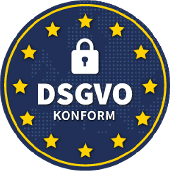 Blaues Siegel „DSGVO KONFORM“ mit einem Schloss-Symbol und zwölf gelben Sternen auf Weltkarte im Hintergrund.