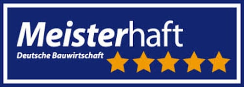 Blaues Rechteck mit weißem Rand und den Worten „Meisterhaft Deutsche Bauwirtschaft“ sowie 4 goldenen Sternen.